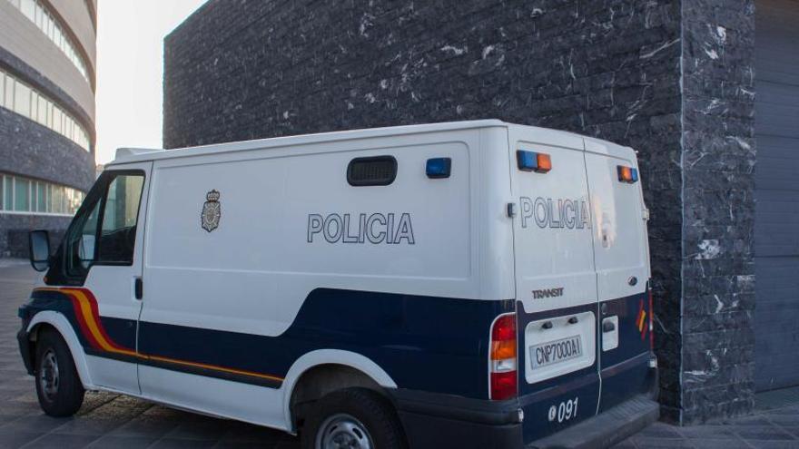 Un policía fuera de servicio detiene a un hombre cuando intentaba robar un bolso