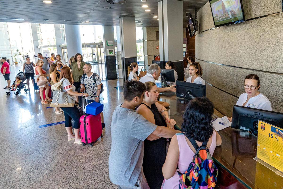 Turistas en la recepción de un hotel de Benidorm en una imagen de archivo.