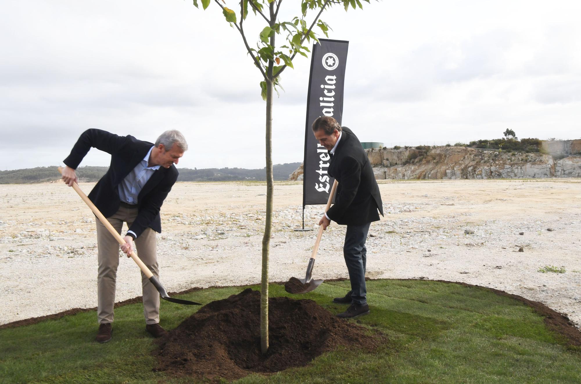 Primera piedra de la nueva fábrica de Estrella Galicia en Morás (Arteixo)