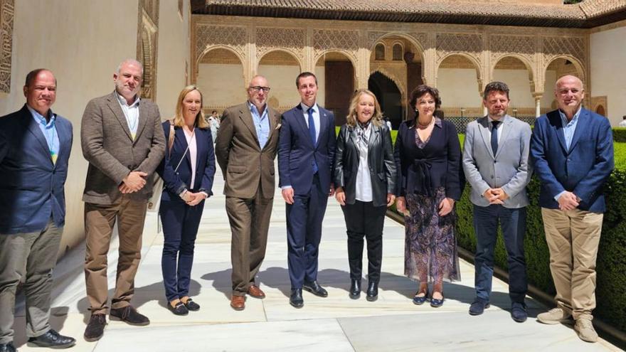 Gonzalo Castro, segundo por la izquierda, en la Alhambra de Granada. | LOC