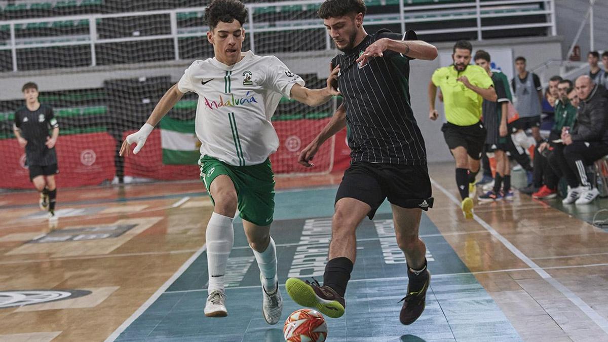 Una acción del partido entre los juveniles extremeños y andaluces.