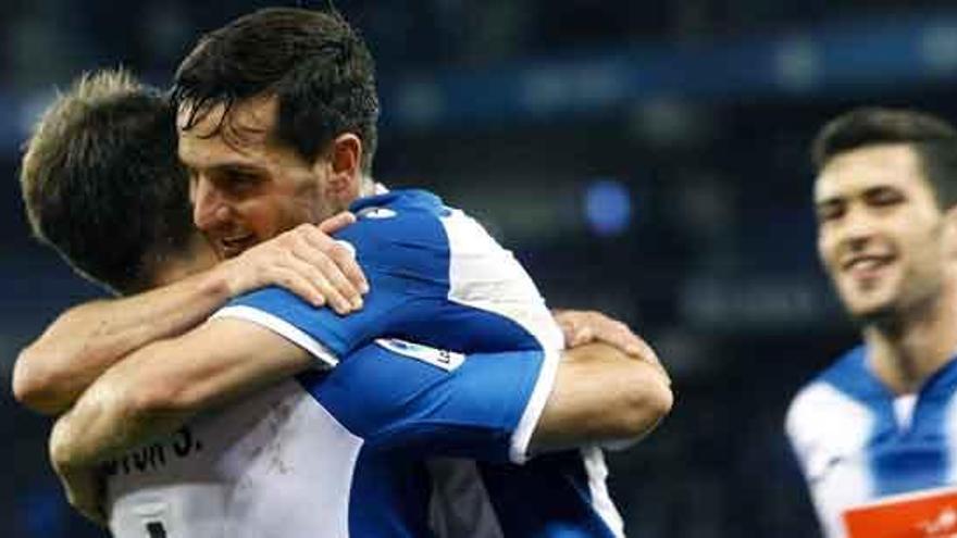 Piatti celebra uno de sus tantos consus compañeros.