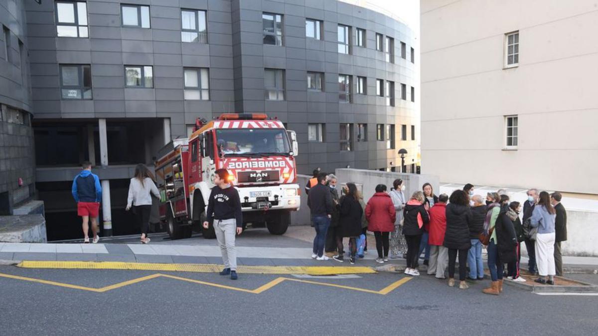 Vecinos y un camión de bomberos, junto al edificio.  | // CARLOS PARDELLAS