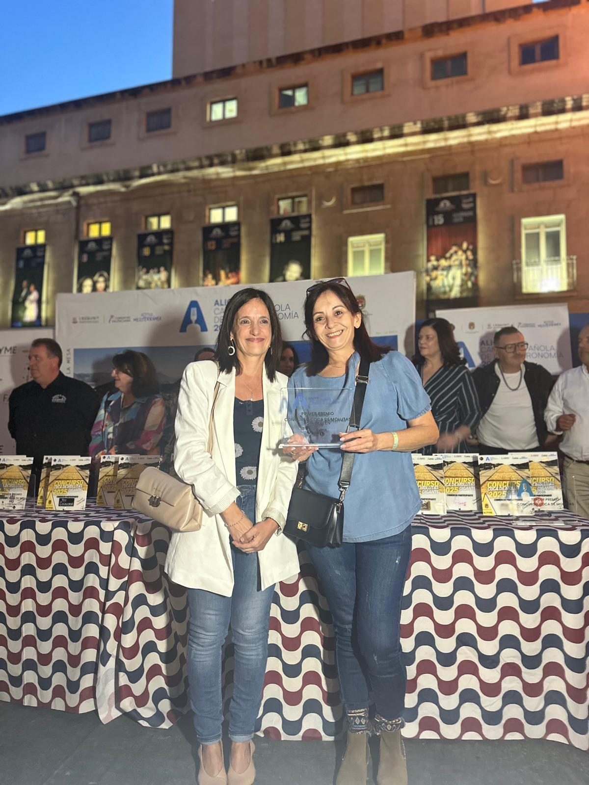 JM García recibe el premio a la mejor coca sin gluten.