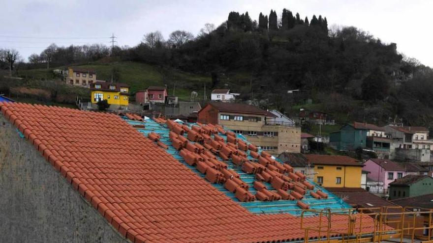 Las obras de renovación de la cubierta en Barros.