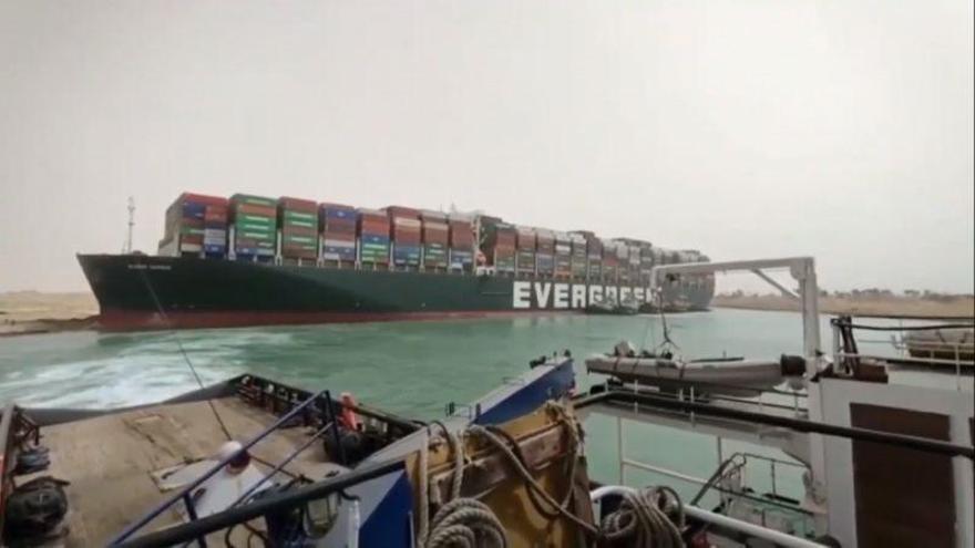 El timón y las hélices del buque que bloquea el canal de Suez ya están liberados