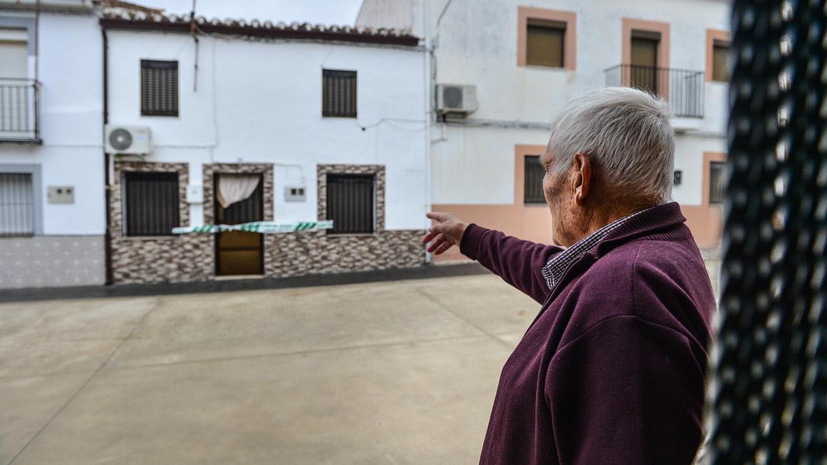 Un vecino señala la casa donde sucedieron los hechos, en la calle Dos de Mayo, de Holguera.