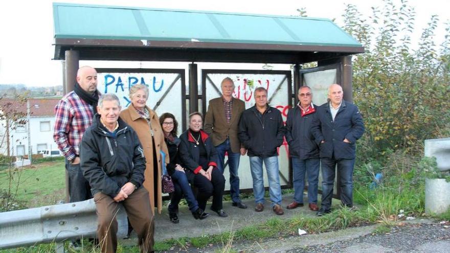 Representantes vecinales de Argüelles, Meres, El Berrón, Bobes y Granda que defienden que se mantengan las paradas en el HUCA.