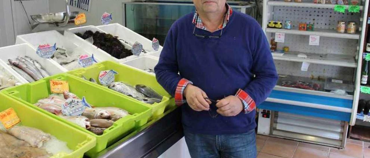 José Antonio Sánchez Cueto, en su pescadería de Cangas de Onís.