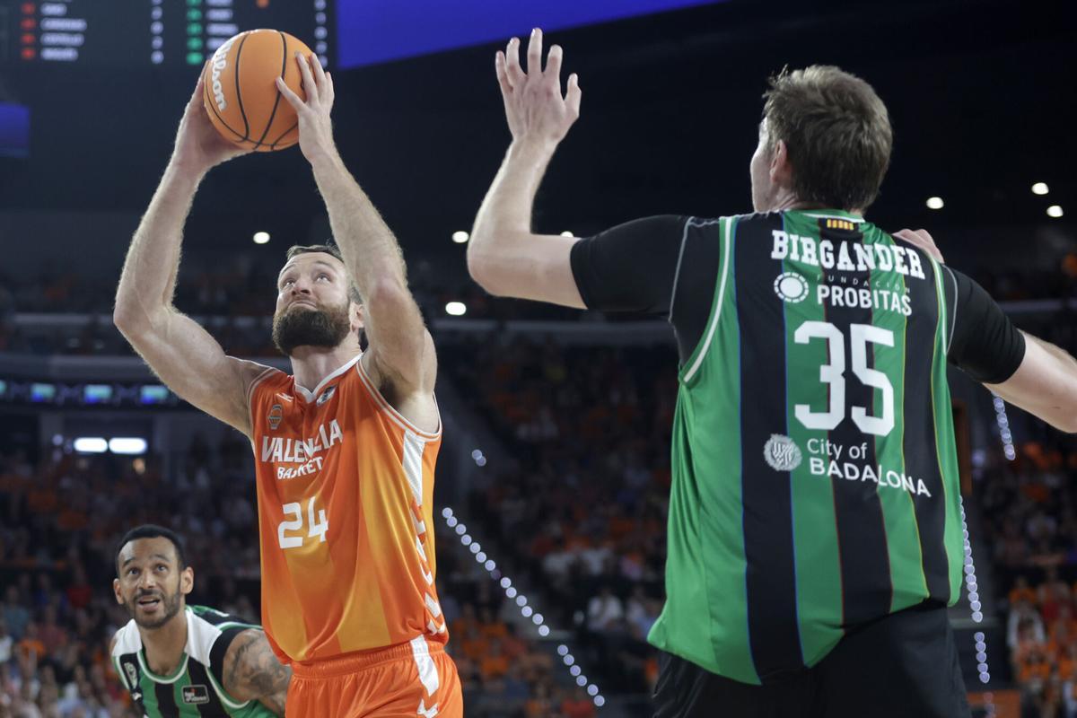 VALENCIA, 10/06/2026.- El jugador del Valencia Matt Costello (i) se dispone a lanzar ante Simon Birgander, del Joventut, durante el primer partido de las semifinales de la Liga Endesa de baloncesto que Valencia Basket y Joventut de Badalona disputan hoy miércoles en el pabellón Roig Arena. EFE/Miguel Ángel Polo