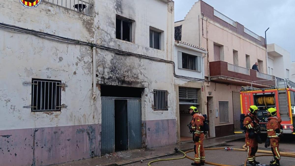 Los bomberos durante el servicio en la vivienda afectada en Alfarb.