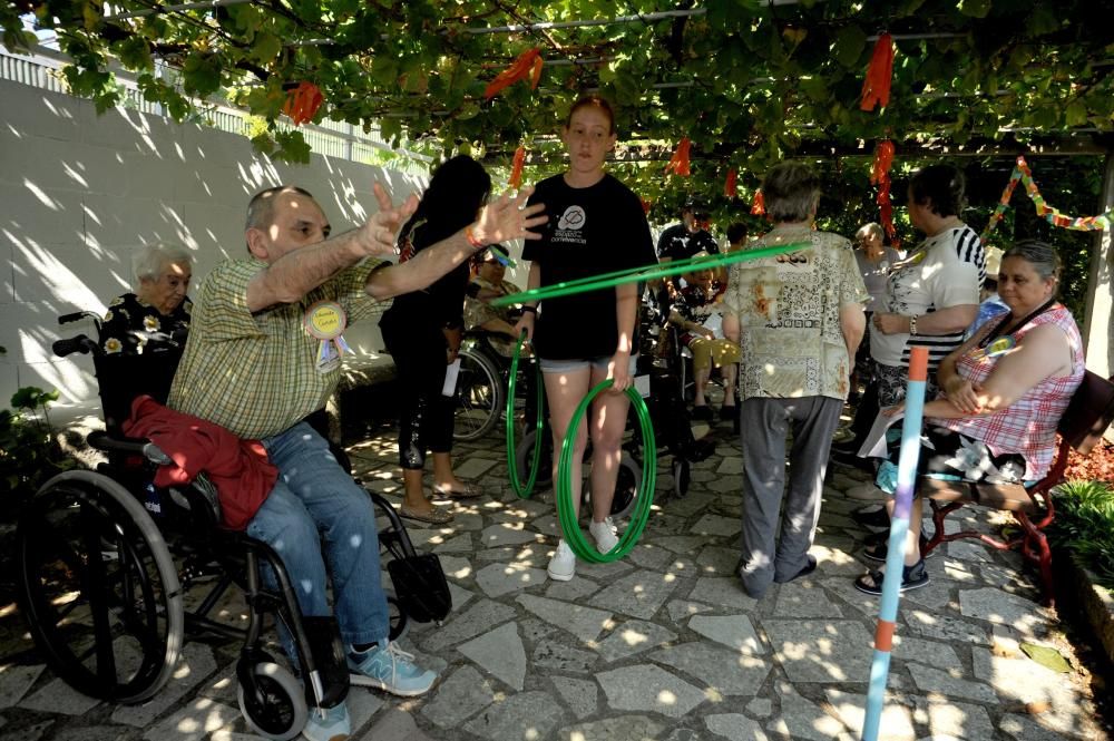 Los abuelos olímpicos de la residencia Divina Pastora. El personal del centro y ayudantes de Cáritas se unieron para ofrecer a los usuarios una jornada diferente y divertida