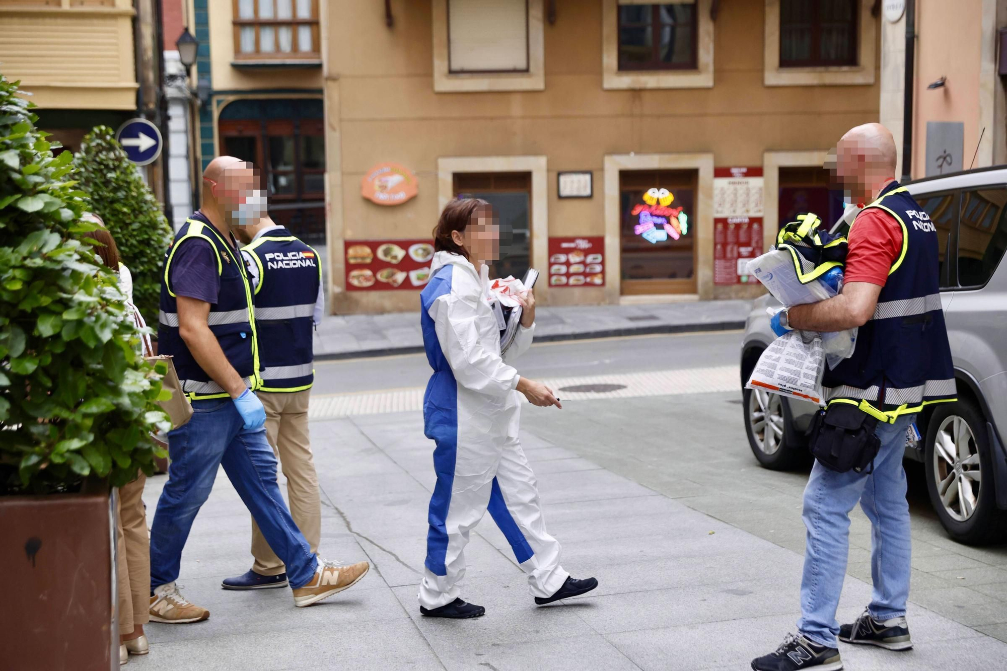 EN IMÁGENES: Hallan el cadáver de una mujer en el registro de un piso de Gijón metido en una bolsa de basura