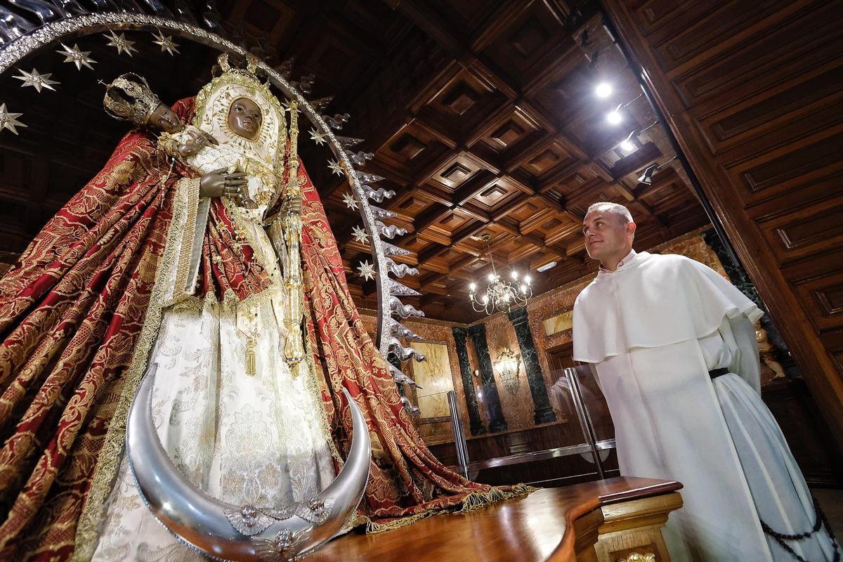 Juan Manuel Martínez Corral observa la imagen de la Virgen de Candelaria
