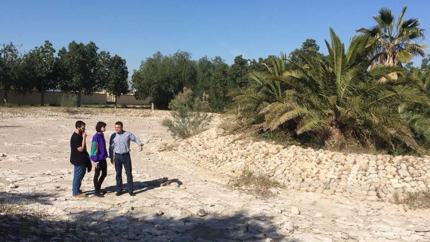 Enrique Ayuso (d) visitó ayer el entorno del cauce del río para ver las deficiencias que hay.