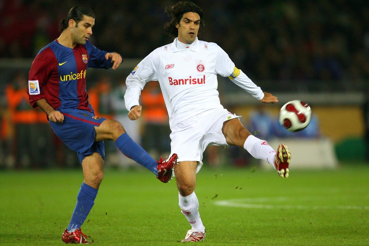 Rafa Márquez disputando una pelota con el fallecido Fernandao (2006)