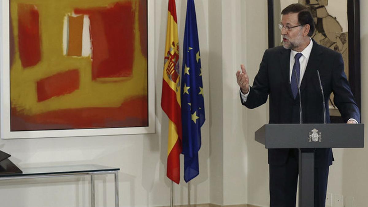 Mariano Rajoy, este viernes, en la Moncloa, en el acto en que ha impuesto a Rafa Nadal la Medalla al Mérito en el Trabajo.