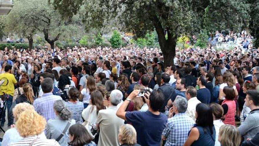 Una multitud a Figueres, concentrats davant del col·legi electoral de l&#039;institut Ramon Muntaner.