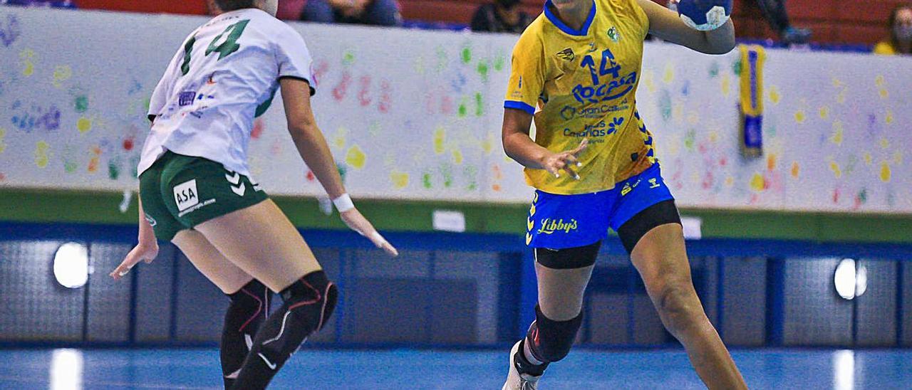 Sayna Mbengue, del Rocasa Gran Canaria, frente a una rival en un partido de esta temporada. | | LP/DLP