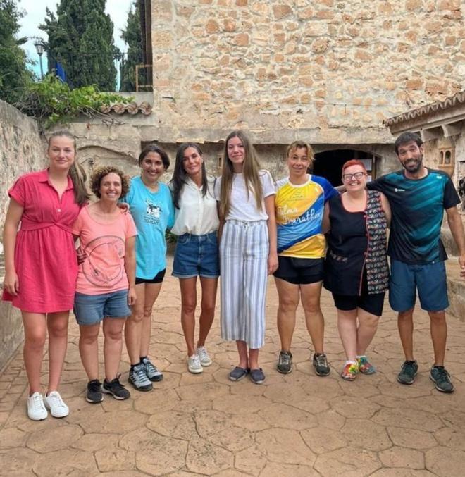 La reina Letizia con shorts en su visita a la Granja Escola Jovent junto a sus hijas.