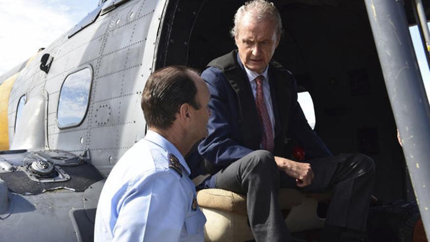 El ministro Morenés, ayer martes a bordo de un helicóptero Superpuma.