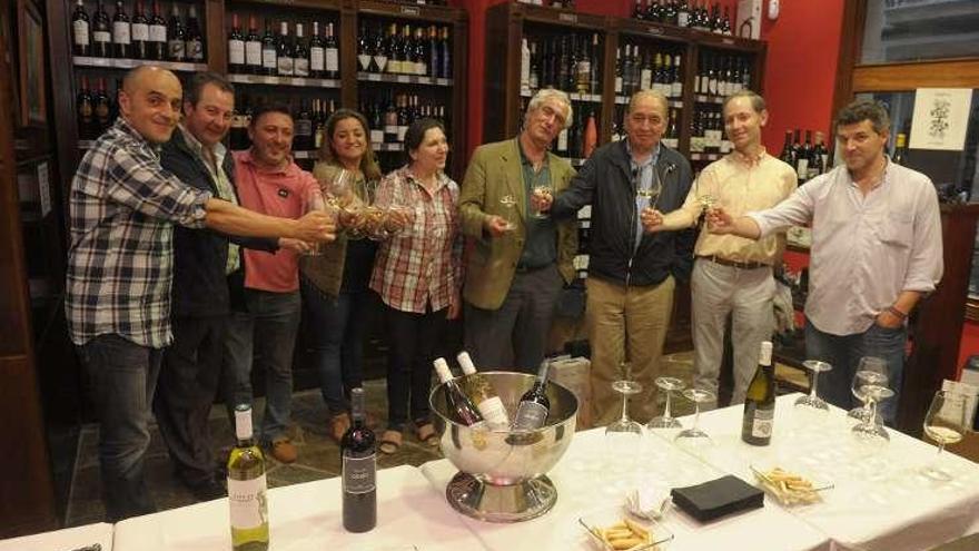 Participantes en la cata de vino celebrada en La Fe Coruñesa.