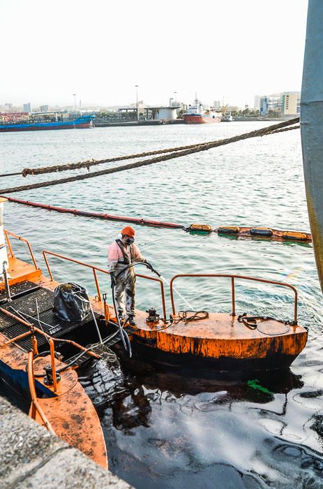 VERTIDO DE FUEL EN EL PUERTO