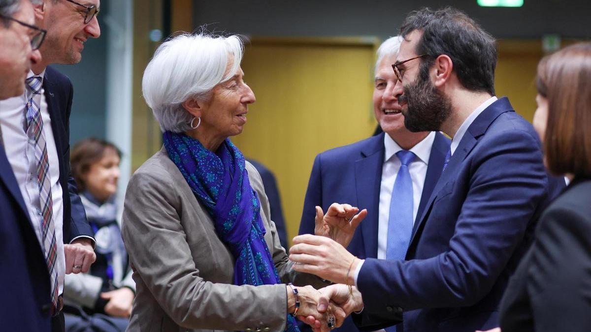 El ministro de Economía, Carlos Cuerpo, con la presidenta del BCE, Christine Lagarde, en Bruselas..