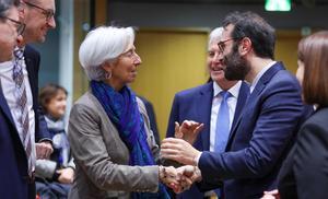 El nuevo ministro de Economía, Carlos Cuerpo, conversa en Buselas con la presidenta del BCE, Christine Lagarde.