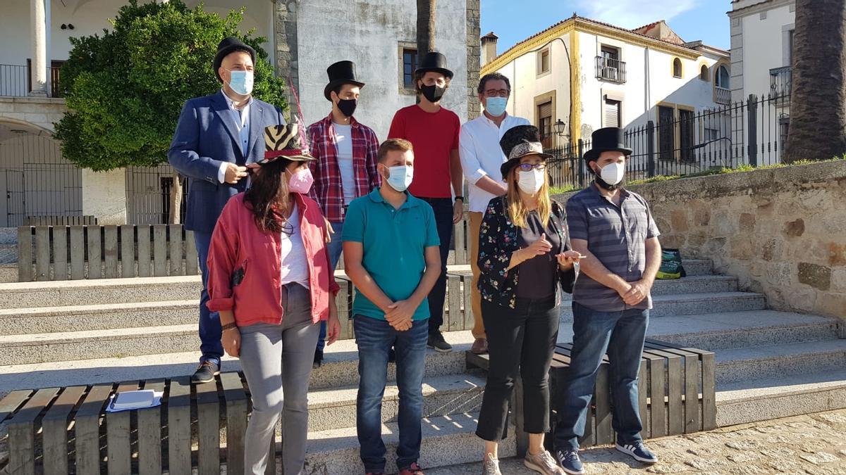 Enrique Borrega, concejal de Cultura, con los organizadores y algunos de los magos del maratón.