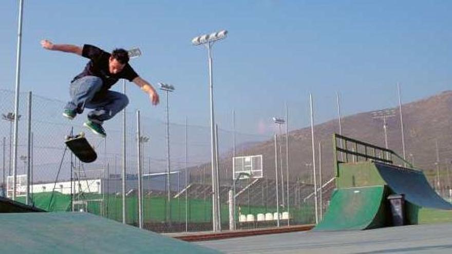 Jóvenes patinando en un recinto de skate.