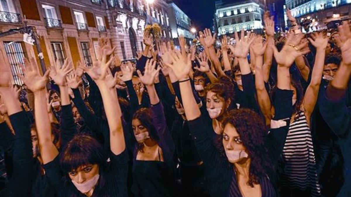 'Performance' realizada por 'indignados' en la Puerta del Sol.