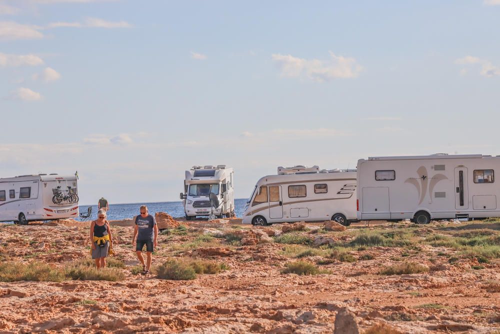 Las autocaravanas vuelven a invadir la primera línea de las calas de Torrevieja sin control