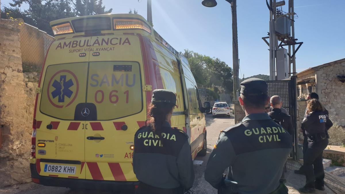 Guardias civiles y policías locales, junto a la ambulancia que trasladó al hombre.