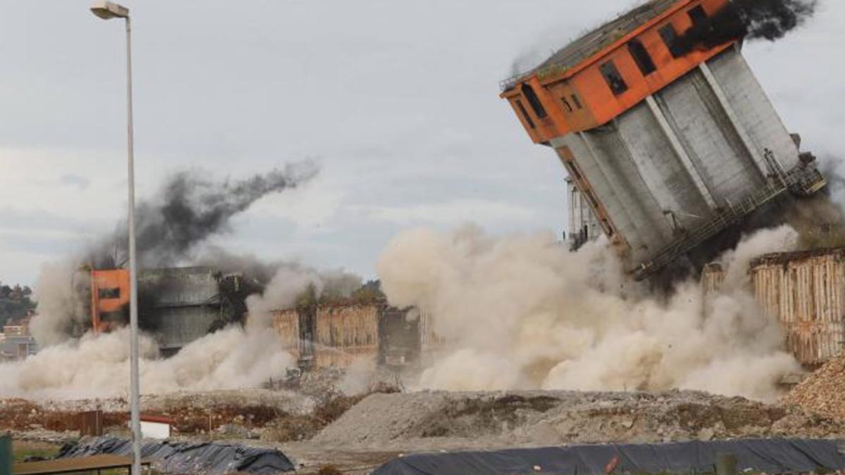 Demolición de los antiguos cargaderos de carbón de Baterías, en septiembre de 2023. | RICARDO SOLÍS