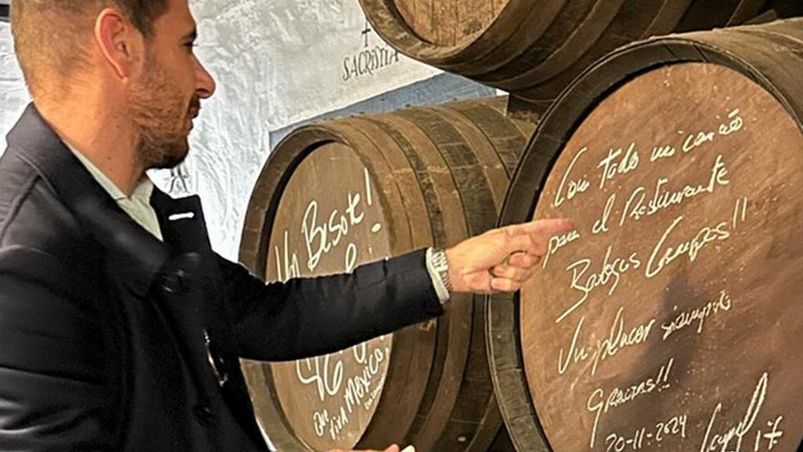 Joaquín se alinea con Juanito en su visita a Córdoba con rúbrica en Bodegas Campos incluida