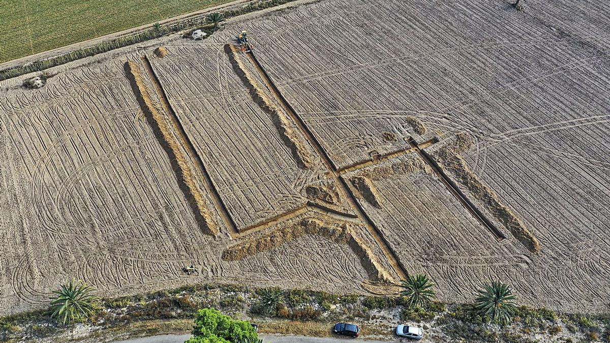 Vista aérea de las zanjas abiertas en los terrenos donde se situó el campo de concentración. | TONY SEVILLA