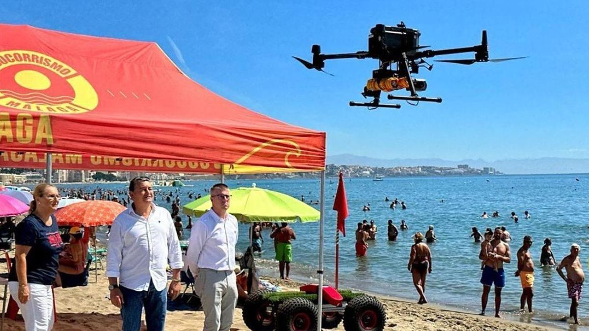 La alcaldesa, Ana Mula, y el consejero de la Presidencia e Interior, Antonio Sanz, durante una demostración del servicio de aerovigilancia con drones de las playas de Fuengirola.