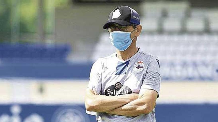 Fernando Vázquez, durante el entrenamiento de ayer en Abegondo.