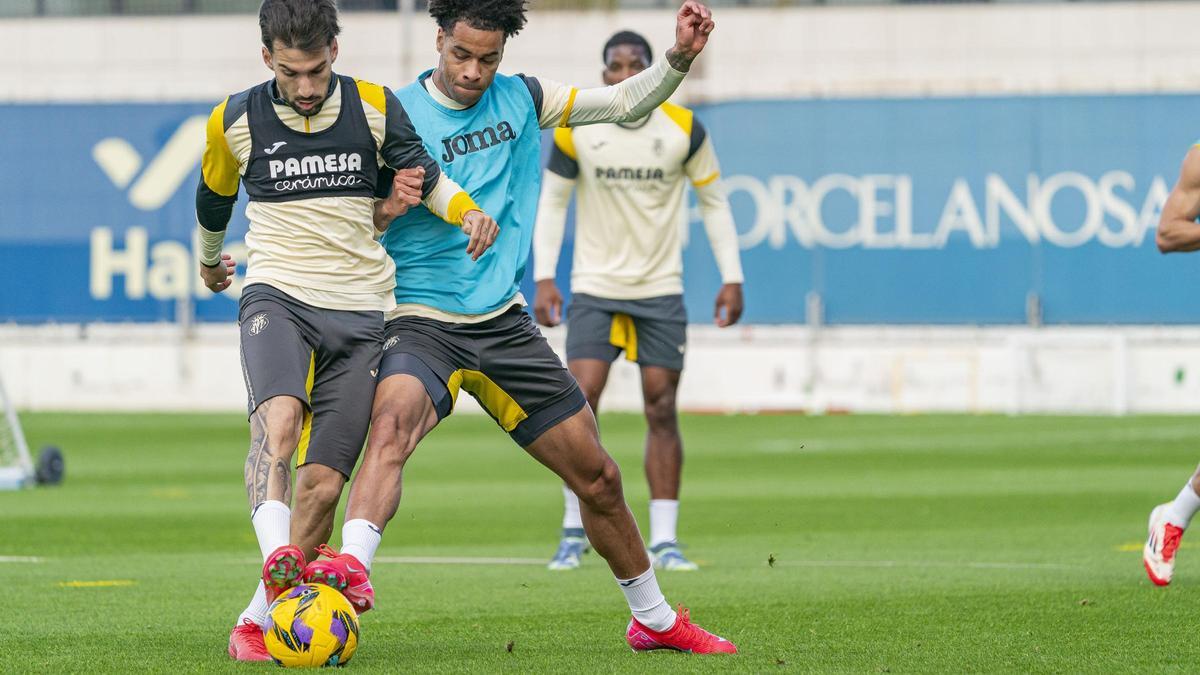 Álex Baena y el canadiense Buchanan pugnan por un balón en el entrenamiento del Villarreal preparatorio para el partido ante el Real Madrid.