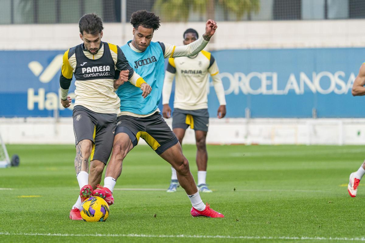 Álex Baena y el canadiense Buchanan pugnan por un balón en el entrenamiento del Villarreal preparatorio para el partido ante el Real Madrid.