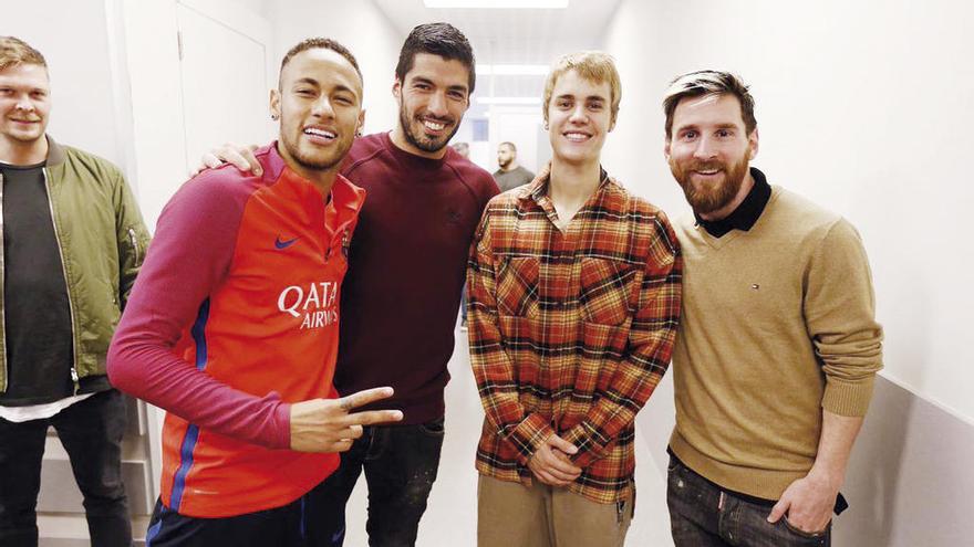 Bieber (3º izqda.) con Neymar, Suárez y Messi. // Twitter