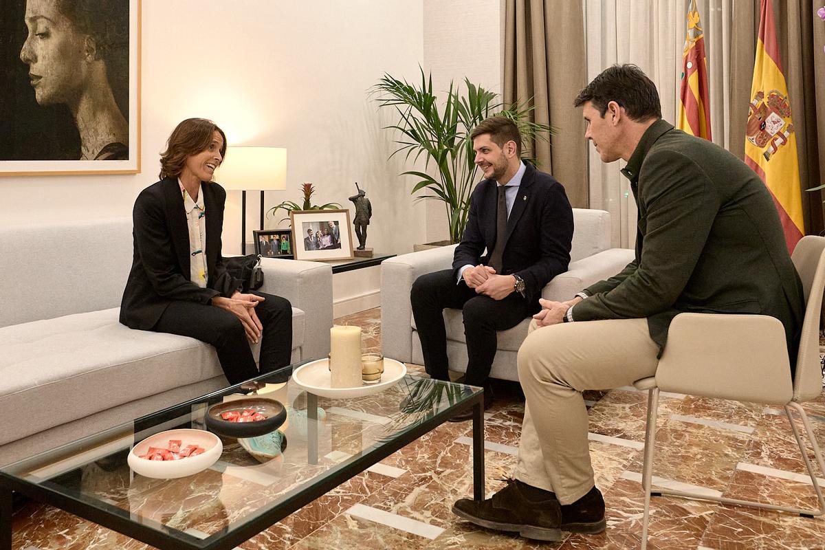 Lorena Figueres charla con el alcalde y el concejal de Deportes durante la recepción a la deportista