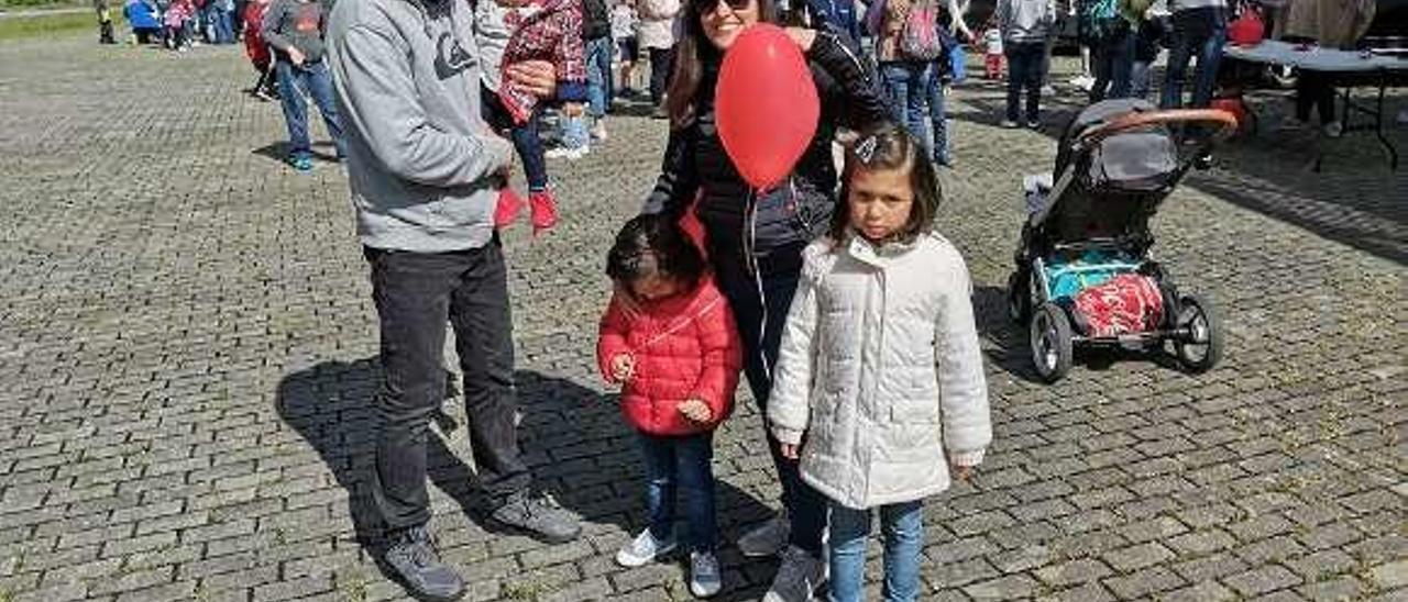 La familia venezolana formada por Juan Carlos Nava, con Camila en brazos; su mujer, Sofía Flórez, y sus hijas Verónica y Alejandra, a punto de iniciar la ruta a pie a Covadonga, ayer.