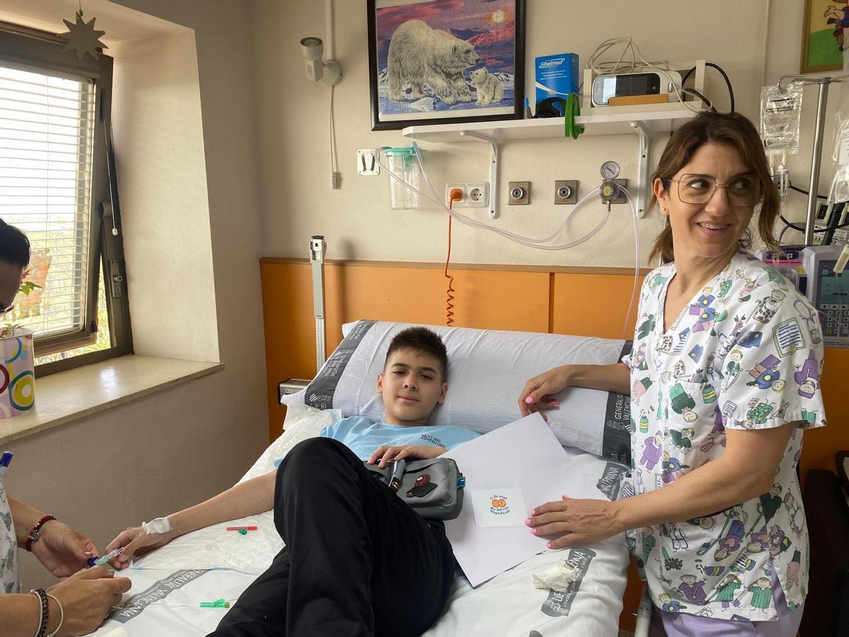 Los niños hospitalizados en el General de Elche han recibido un regalo y una carta deseándoles una pronta recuperación