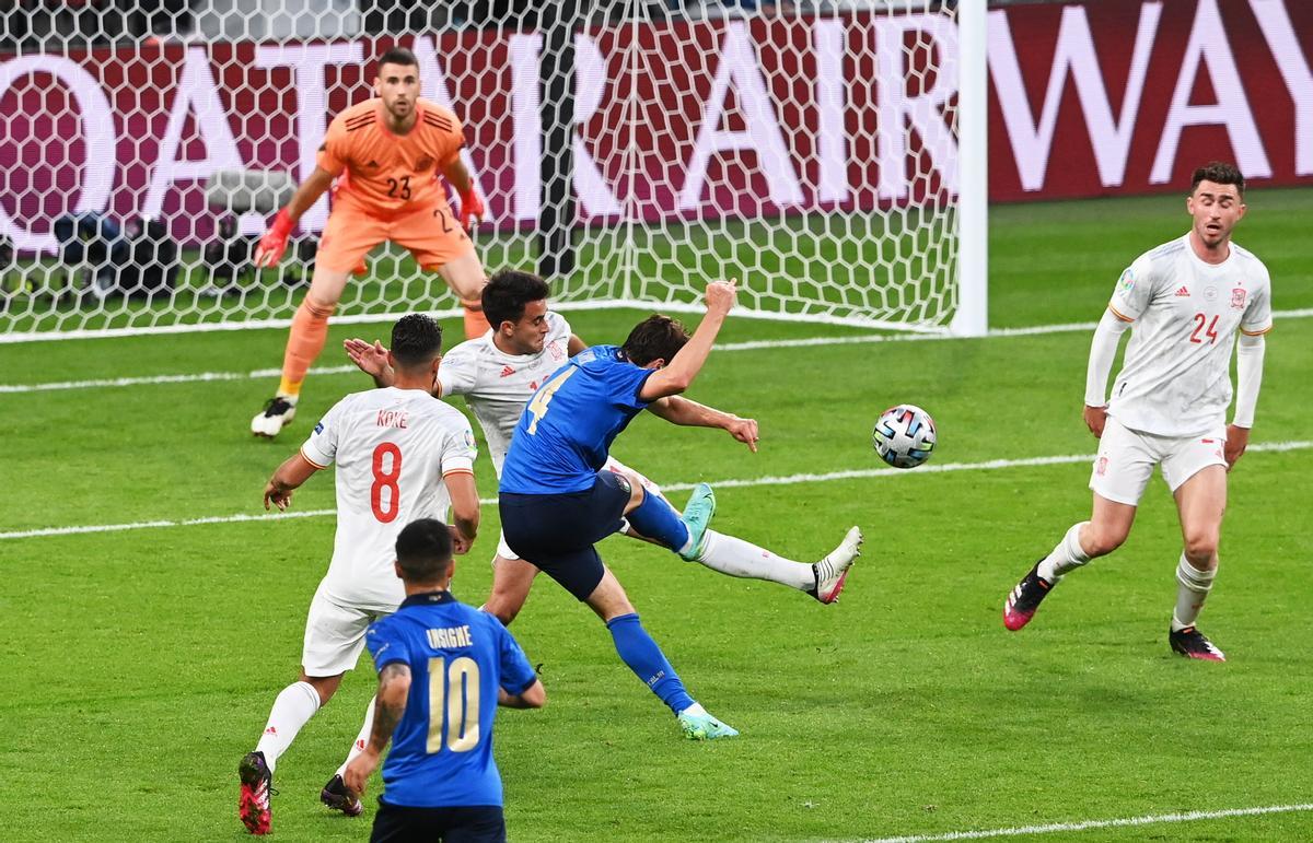 Chiesa marca el gol de Italia ante España.
