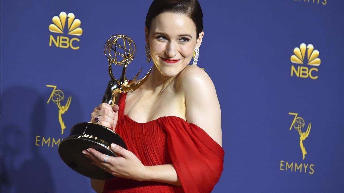 Rachel Brosnahan, con su premio Emmy por 'La maravillosa señora Maisel'