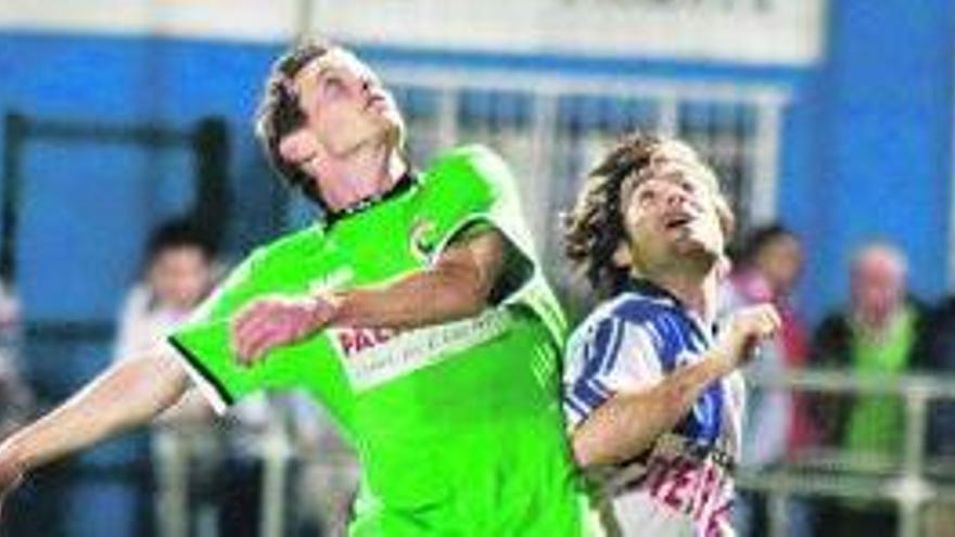 Borja Argüelles pugna por un balón aéreo con un jugador del Racing B.