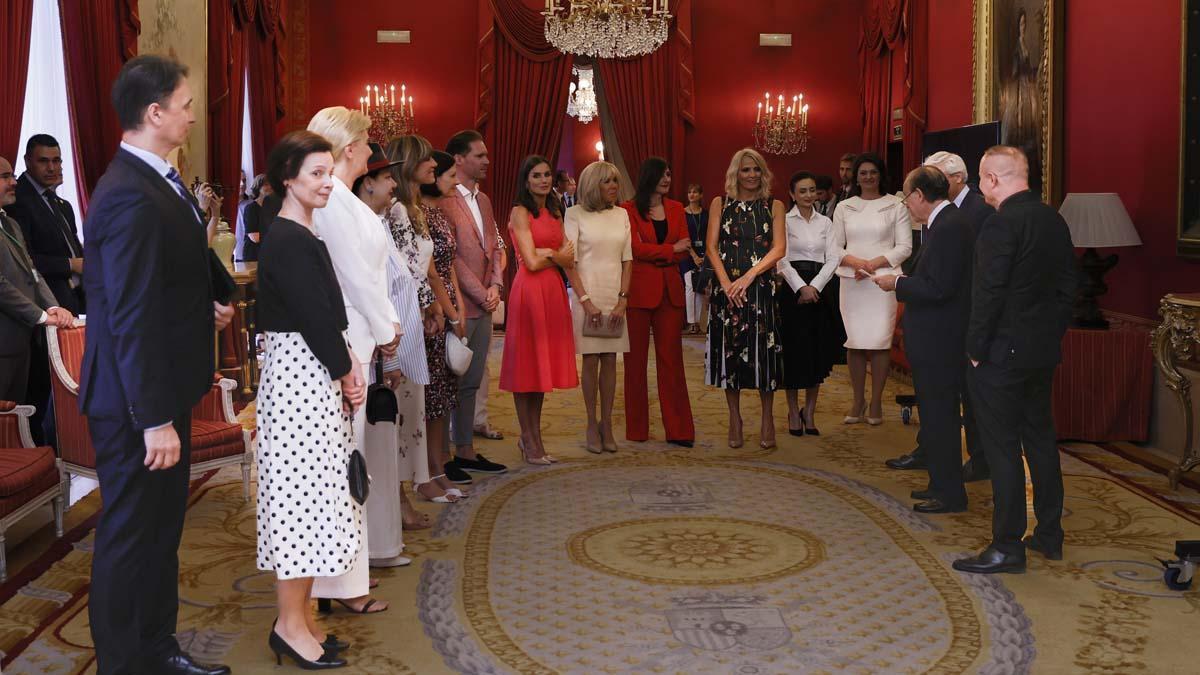 La reina Letizia (c), la mujer del presidente del Gobierno, Begoña Gómez (5i), la primera dama francesa, Brigitte Macron (c-d), la primera dama de Montenegro, Lidija Kuc Dukanovic (d) y el marido del primer ministro de Luxemburgo, Gauthier Destenay (c-i) durante su visita al Teatro Real de Madrid este jueves durante las visitas culturales a los acompañantes de los mandatarios que asisten a la cumbre de la OTAN.