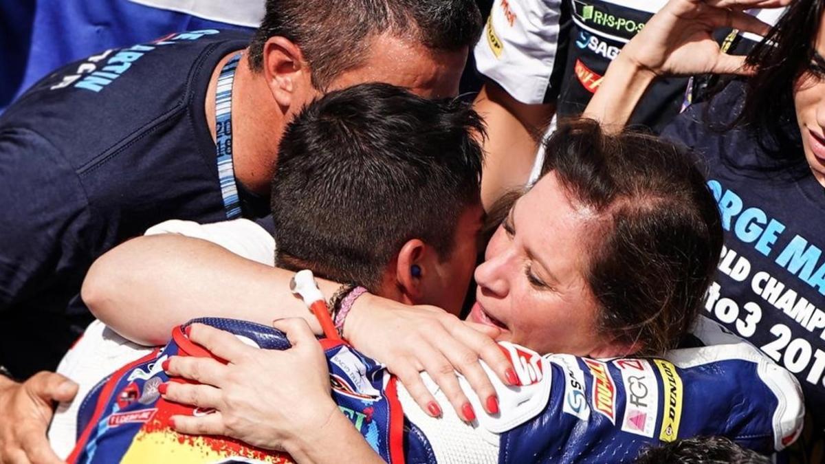 Ángel Martín y Susana Almoguera se abrazan a su hijo Jorge y lloran de felicidad en el 'corralito' de Sepang.